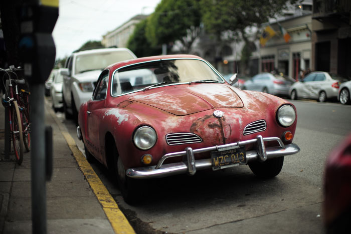 Une voiture vintage ancienne rouge - par Laurel Duermael 