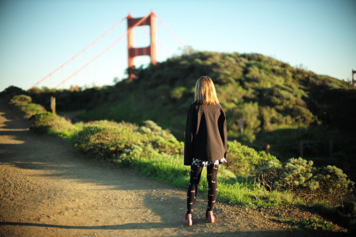 Cerise devant le Golden Gate bridge à San Francisco.  - by Laurel Duermael 