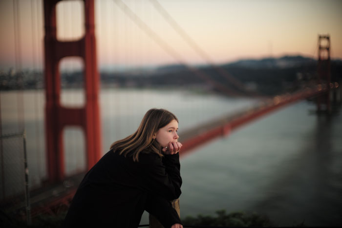 Cerise pensive devant le Golden Gate, près de San Francisco en Californie.  - by Laurel Duermael 
