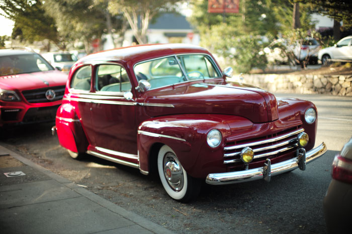 Une superbe voiture rouge vintage à Carmel - Photo Laurel Duermael 