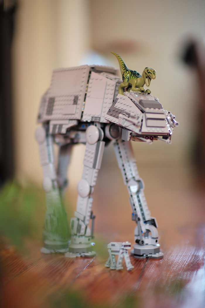 Lego Star Wars + un vélociraptor de Jurassic Park  - by Laurel Duermael 