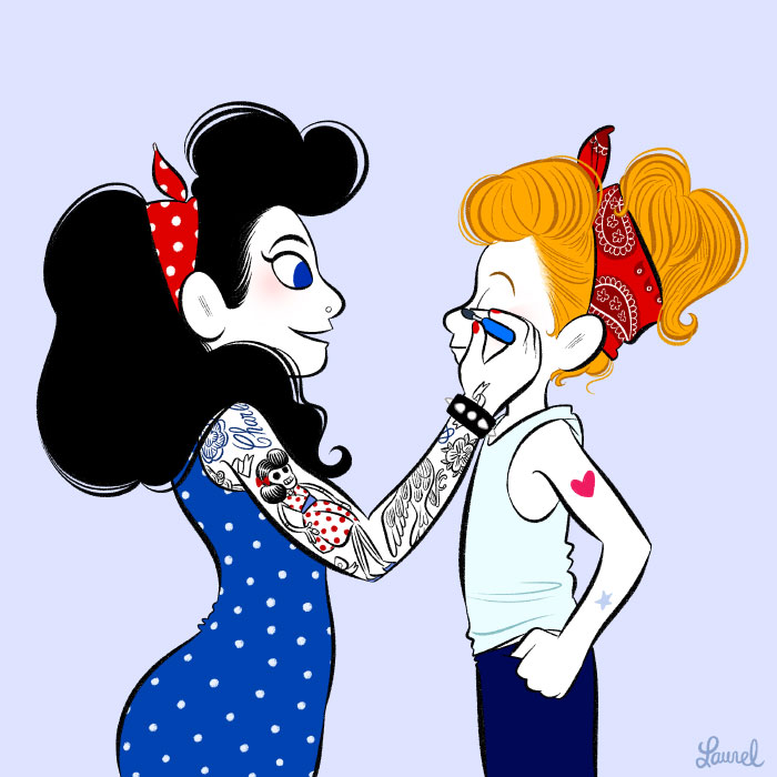 Une jeune femme tatouée maquille sa fille.