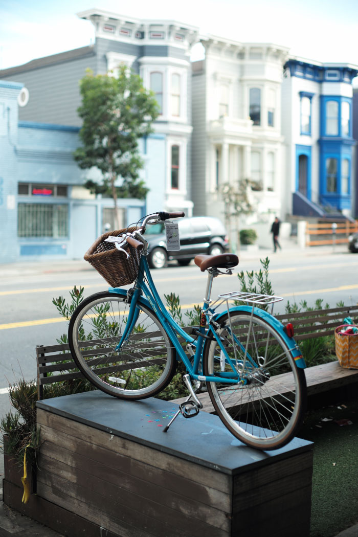 Un vélo bleu sur Valencia street, San Francisco, Californie. - by Laurel Duermael 
