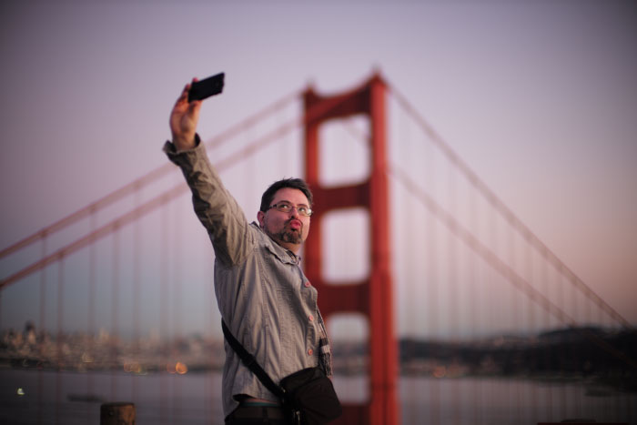 Fabien Medina fait un selfie devant le Golden Gate en Californie. - by Laurel Duermael 