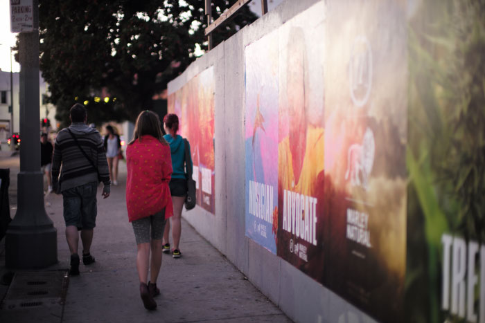 Un mur à Los Angeles, avec le soleil et la lumière qui déclinent.  - par Laurel Duermael 