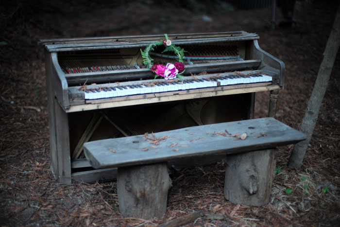 Un piano abandonnée au milieu de la forêt, sur Big Sur - photo par Laurel Duermael 
