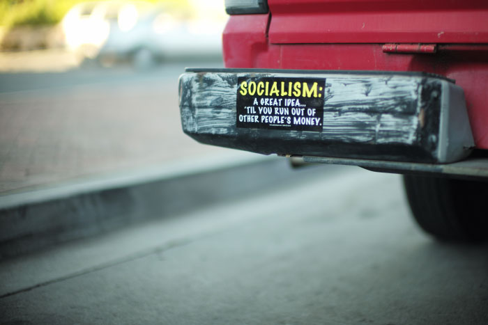Un autocollant politique de pare choc de voiture  - photo par Laurel Duermael 